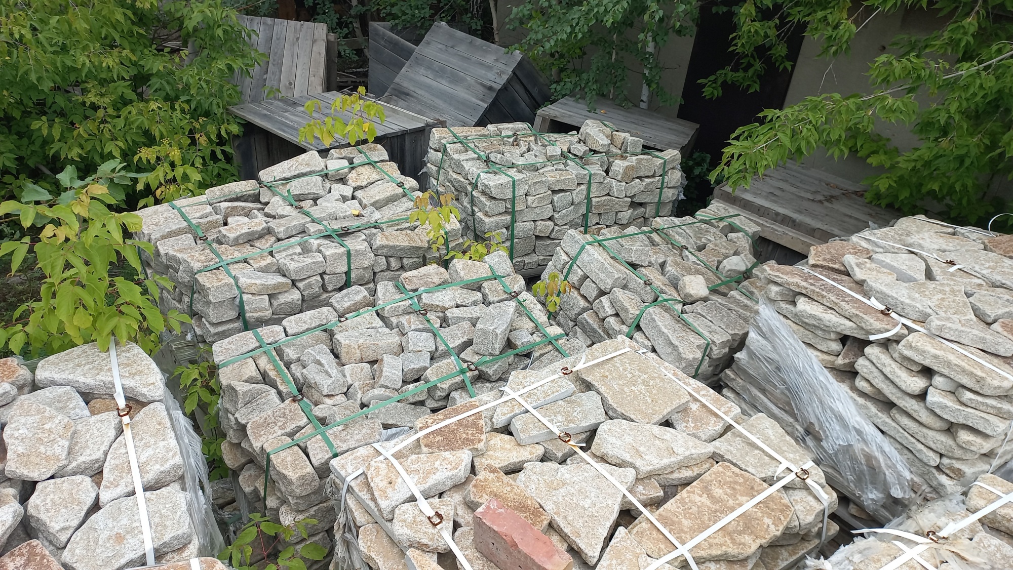 Плитняк галтованный гранитный для ландшафтного дизайна купить в Ярославле