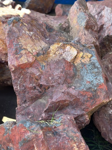 Камни для ландшафтного дизайна красно-фиолетовые 10-60 килограмм купить в Ярославле