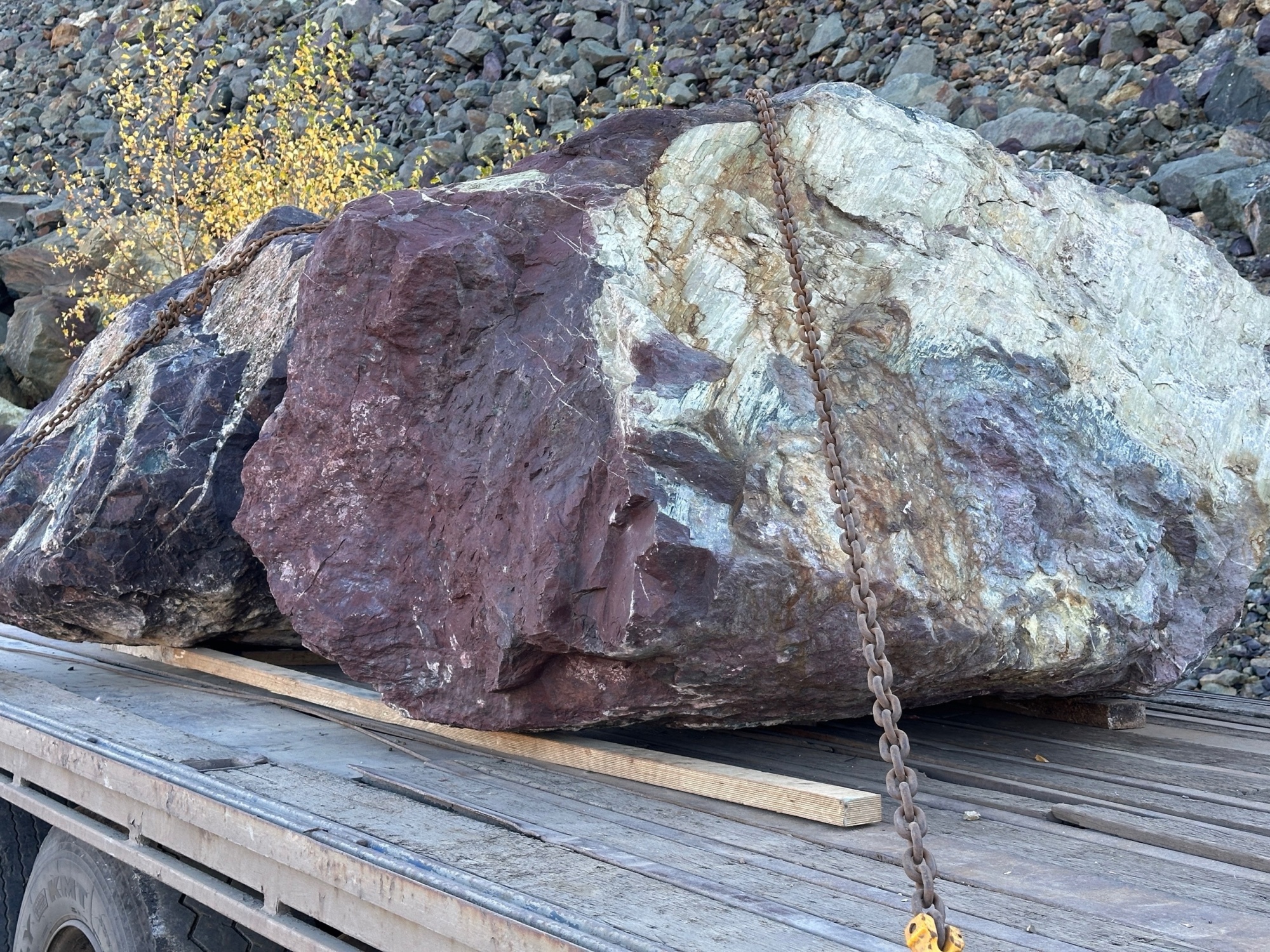 Огромные красно-фиолетовые валуны для ландшафтного дизайна весом более 5 тонн купить в Ярославле