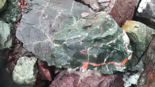 Гигантские зелёные валуны для ландшафтного дизайна весом более 5 тонн купить в Ярославле