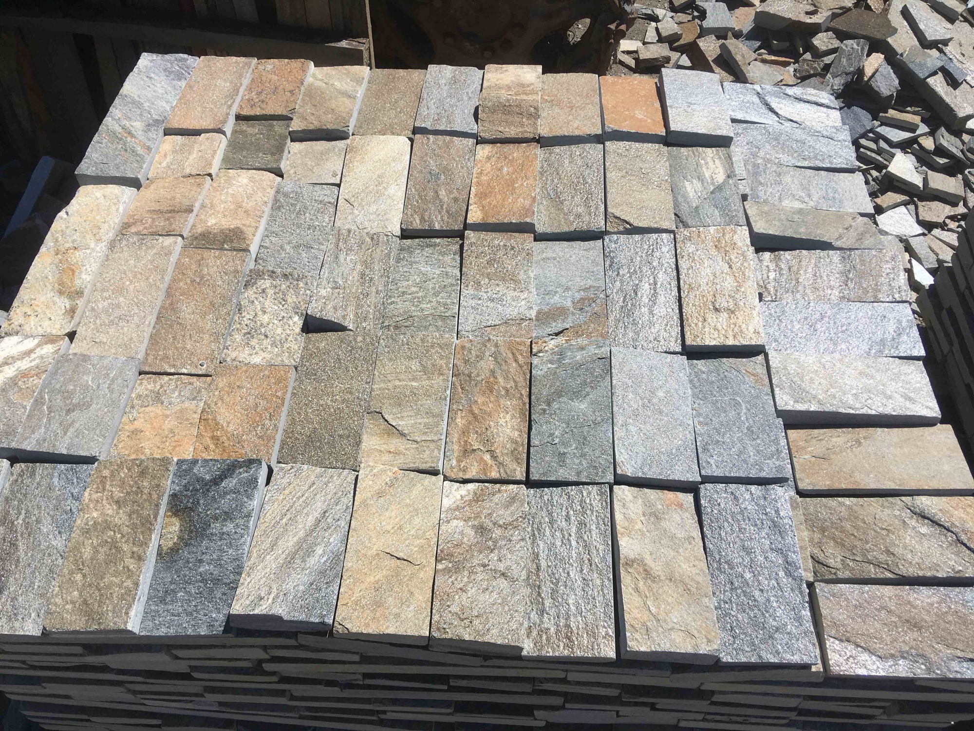 Плитка пилёная златолит Уральский для фасада купить в Ярославле