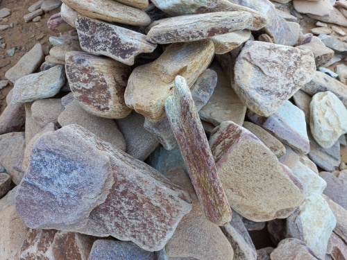 Златолит жёлтый, жёлто-зелёный глыбки и валуны для ланшафтного дизайна купить в Ярославле