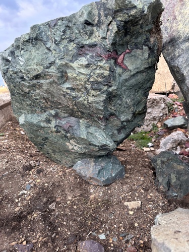 Гигантские зелёные валуны для ландшафтного дизайна весом более 5 тонн купить в Ярославле