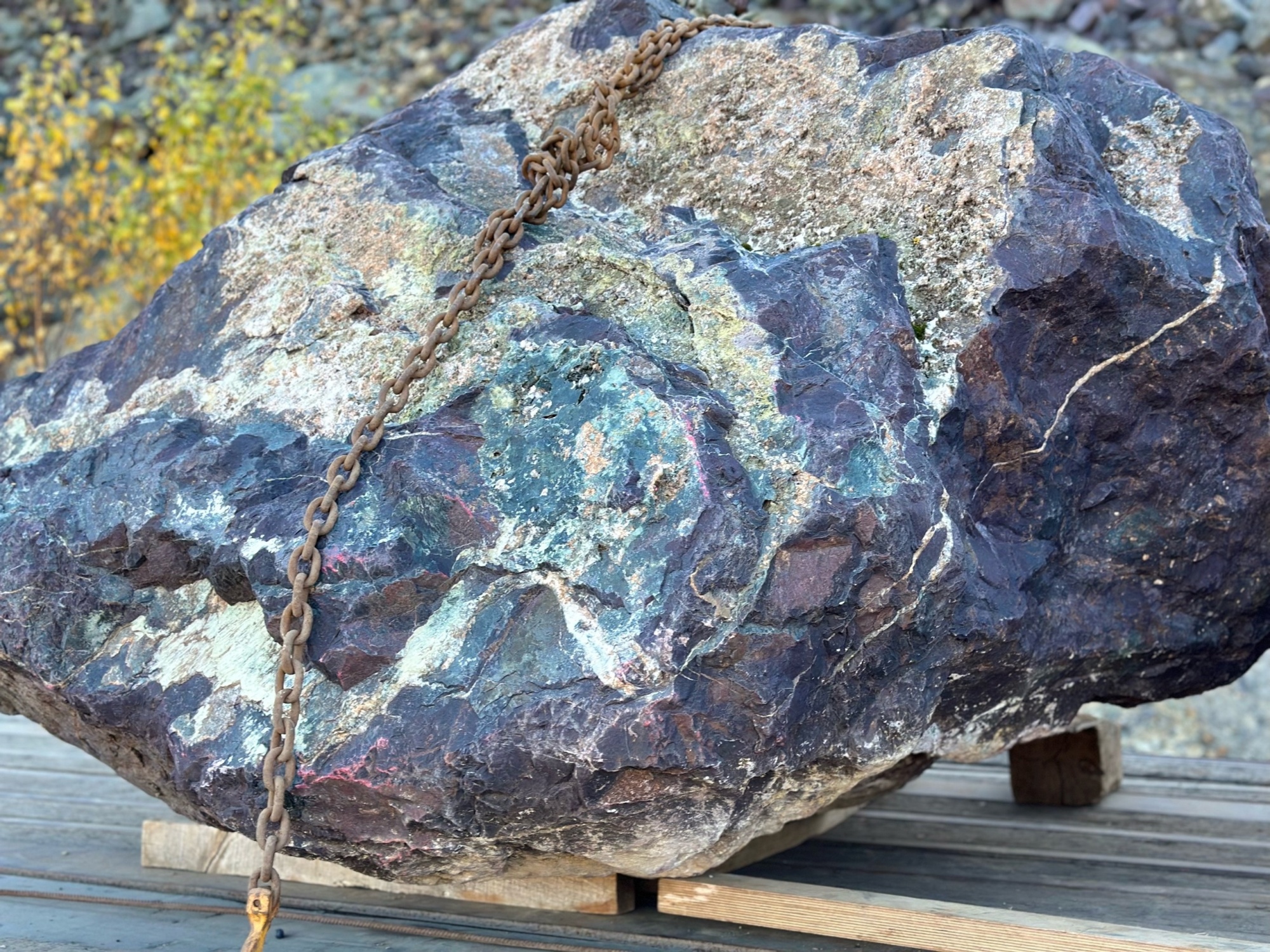 Огромные красно-фиолетовые валуны для ландшафтного дизайна весом более 5 тонн купить в Ярославле