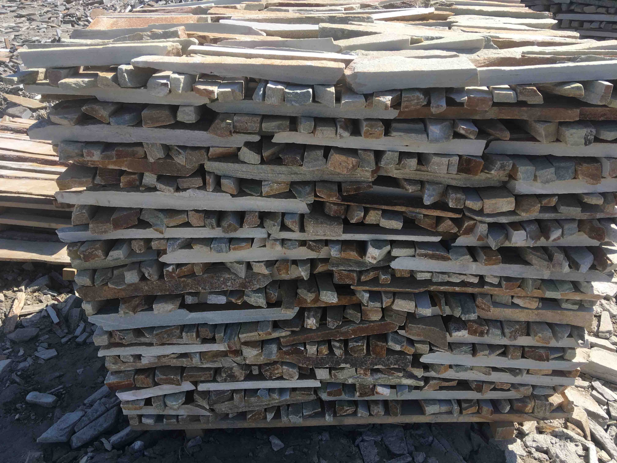 Горбушка златолит золотистый для облицовки купить в Ярославле