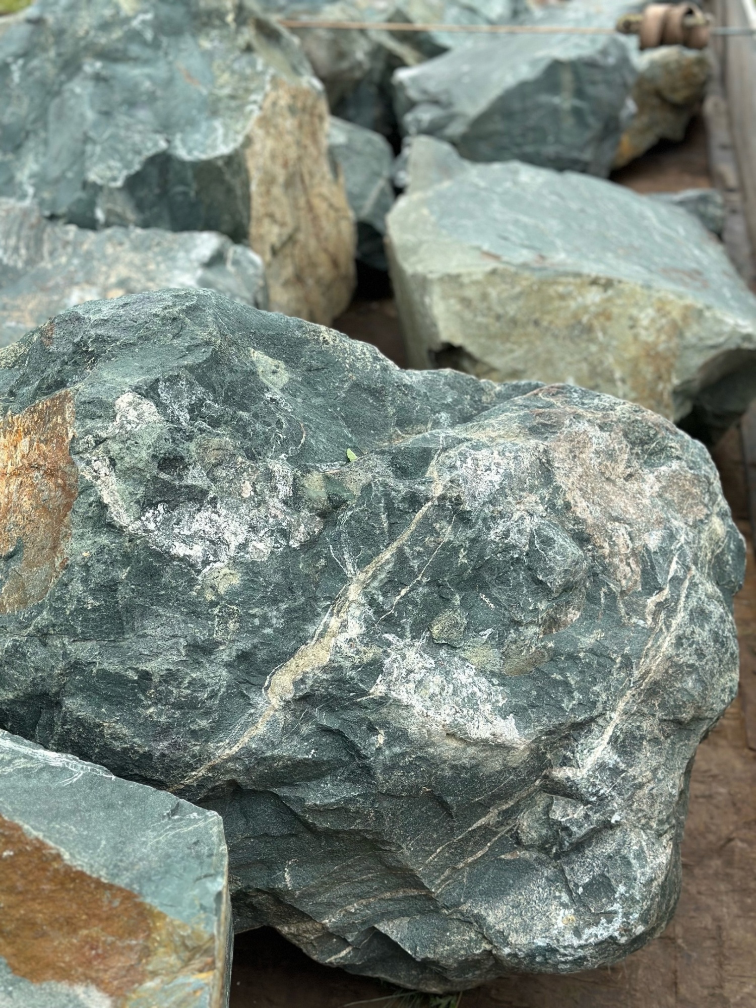 Камни для ландшафтного дизайна зелёные 10-60 килограмм купить в Ярославле