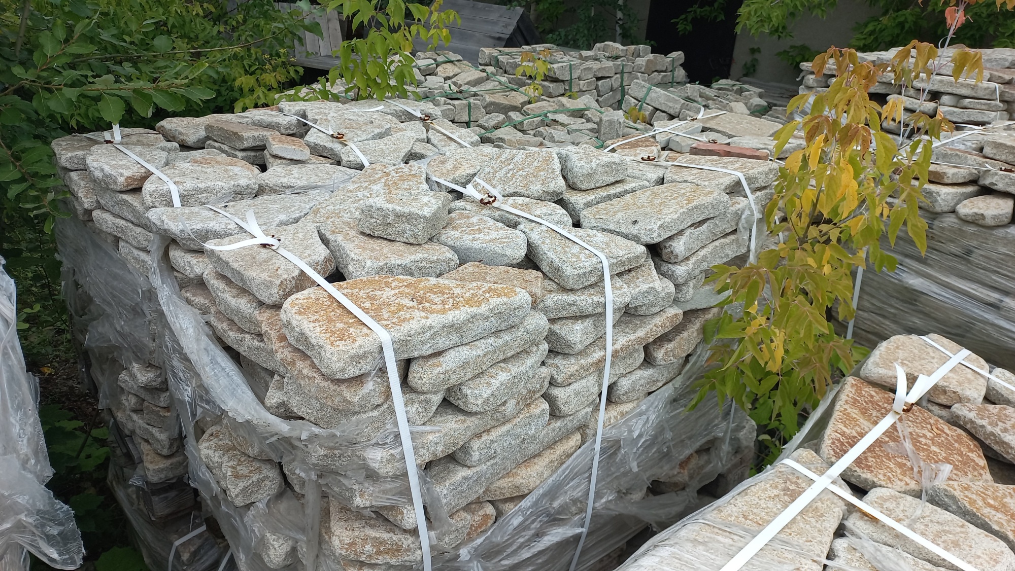 Плитняк галтованный гранитный для ландшафтного дизайна купить в Ярославле