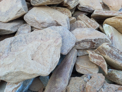 Златолит жёлтый, жёлто-зелёный глыбки и валуны для ланшафтного дизайна купить в Ярославле