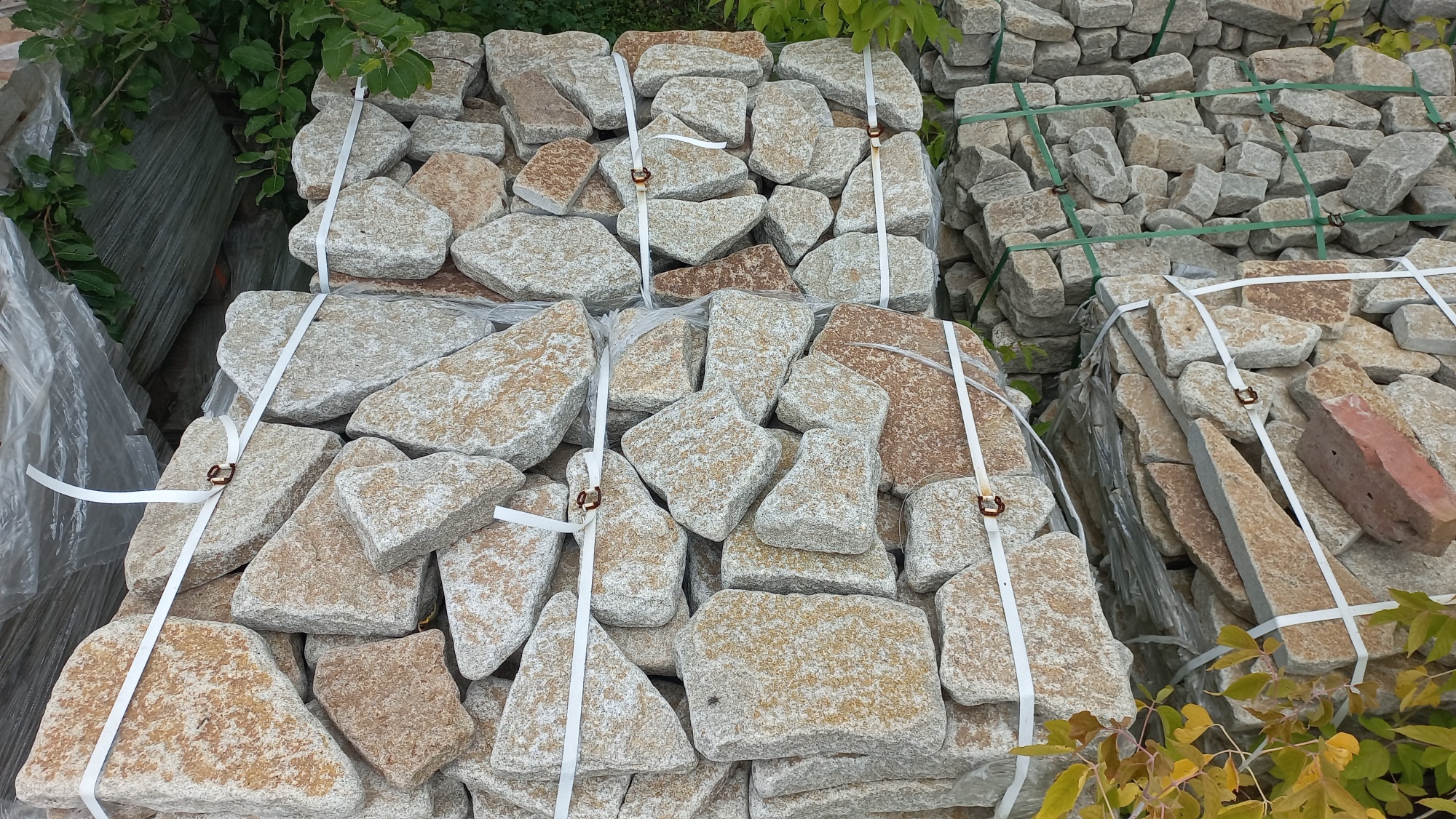 Гранитный плитняк галтованный для мощения купить в Ярославле