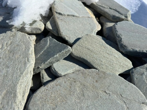 Плитняк златолит зелёный галтованный для цоколя купить в Ярославле